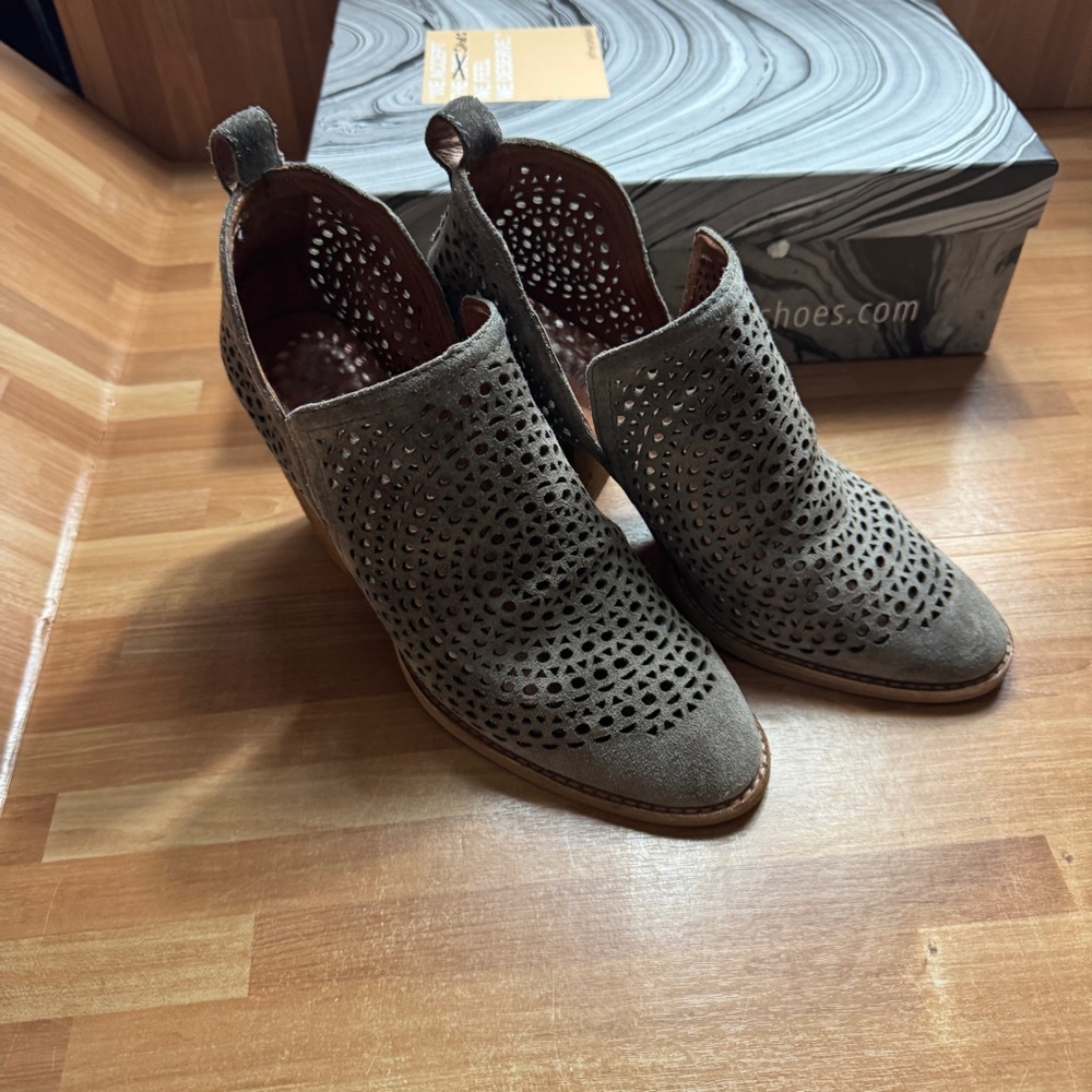 Jeffrey Campbell Rosalee taupe suede booties size 8.5. 2.5 inch heel